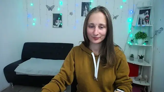 Snapshot of MichelLeee chatting on 10.10.25 MichelLeee online show from 10.10.25