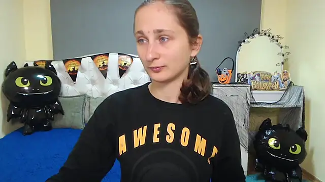 Snapshot of MichelLeee chatting on 10.21.25 MichelLeee online show from 10.21.25