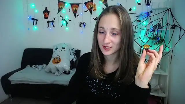 Snapshot of MichelLeee chatting on 10.23.25 MichelLeee online show from 10.23.25