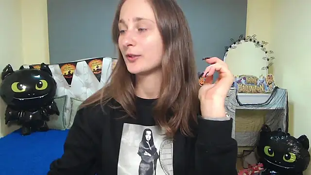 Snapshot of MichelLeee chatting on 10.28.25 MichelLeee online show from 10.28.25