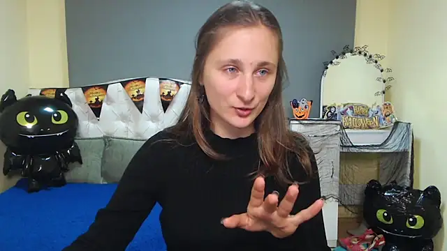 Snapshot of MichelLeee chatting on 10.30.25 MichelLeee online show from 10.30.25