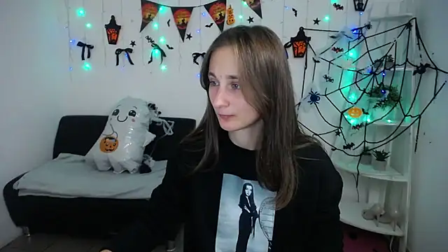 Snapshot of MichelLeee chatting on 10.31.25 MichelLeee online show from 10.31.25