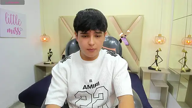 Snapshot of AndrewPherson chatting on 04.11.26 AndrewPherson online show from 04.11.26