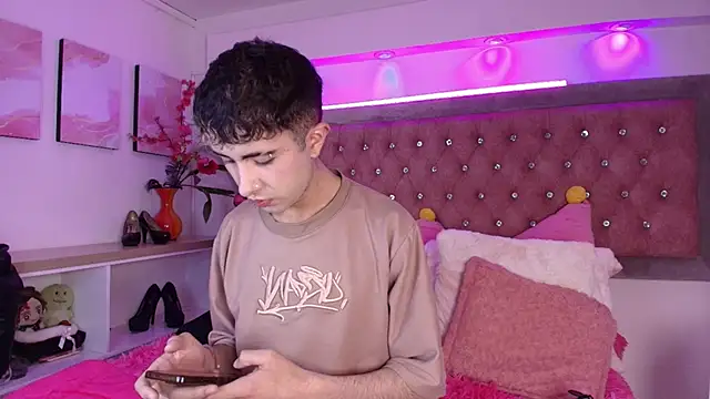 Snapshot of Noah_Xitruxx chatting on 10.15.25 Noah Xitruxx online show from 10.15.25