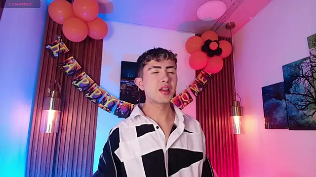 Snapshot of Noah_Xitruxx chatting on 10.19.25 Noah Xitruxx online show from 10.19.25