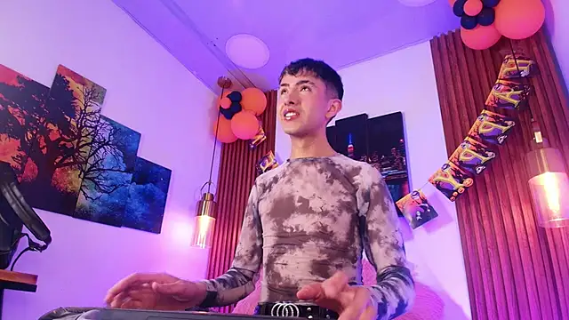 Snapshot of Noah_Xitruxx chatting on 10.29.25 Noah Xitruxx online show from 10.29.25