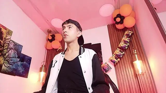 Snapshot of Noah_Xitruxx chatting on 10.31.25 Noah Xitruxx online show from 10.31.25