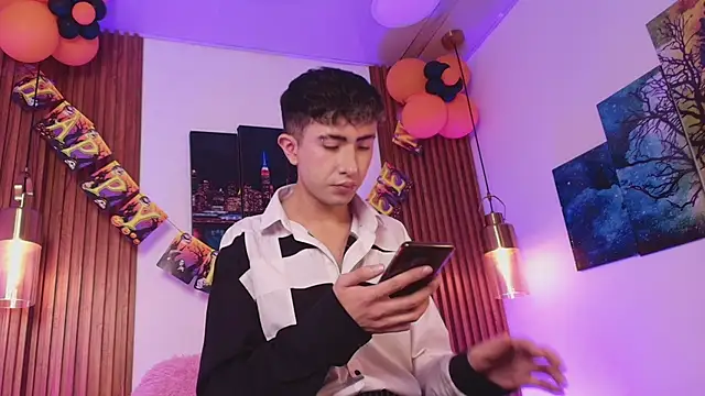 Snapshot of Noah_Xitruxx chatting on 11.03.25 Noah Xitruxx online show from 11.03.25