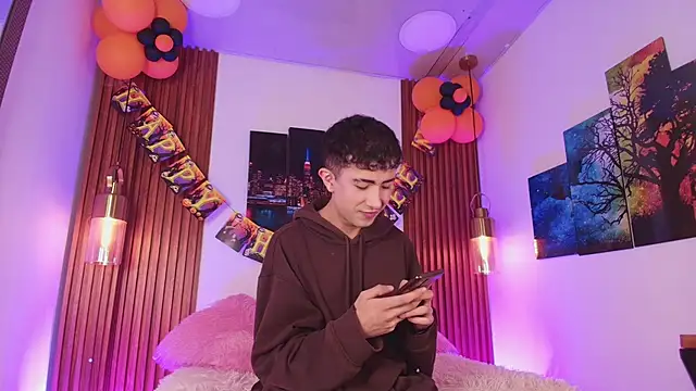 Snapshot of Noah_Xitruxx chatting on 11.04.25 Noah Xitruxx online show from 11.04.25