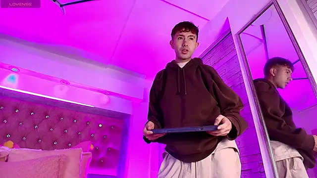 Snapshot of Noah_Xitruxx chatting on 11.17.25 Noah Xitruxx online show from 11.17.25