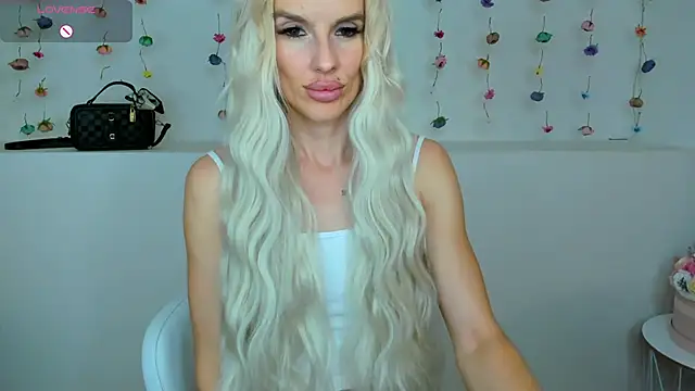 Snapshot of Lana_kitty__ chatting on 09.22.25 Lana kitty online show from 09.22.25