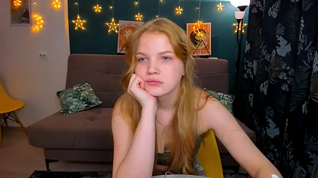 Snapshot of Xloe_Queen chatting on 12.21.24 Xloe Queen online show from 12.21.24