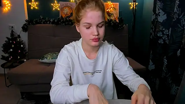 Snapshot of Xloe_Queen chatting on 12.26.24 Xloe Queen online show from 12.26.24