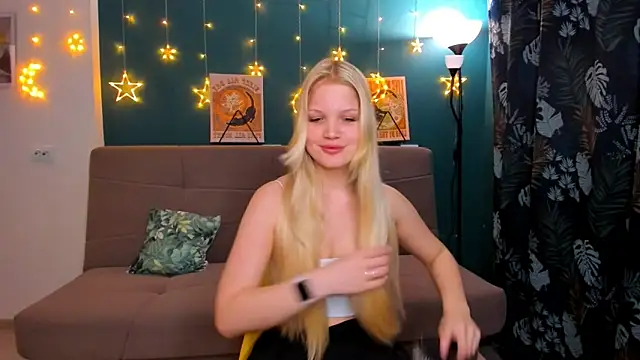 Snapshot of Xloe_Queen chatting on 01.28.25 Xloe Queen online show from 01.28.25