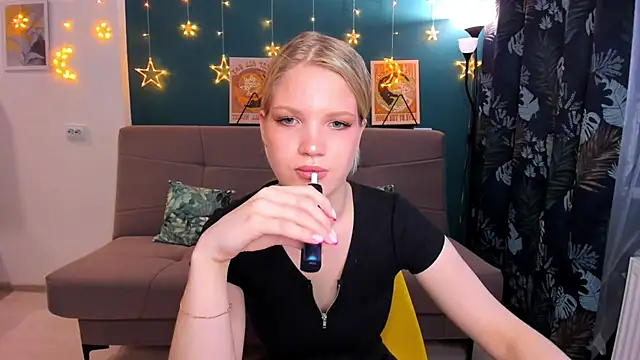 Snapshot of Xloe_Queen chatting on 03.16.25 Xloe Queen online show from 03.16.25