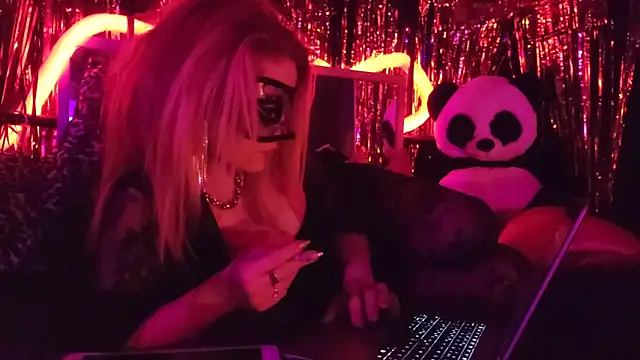 Snapshot of anonymouszN chatting on 01.08.25 anonymouszN online show from 01.08.25