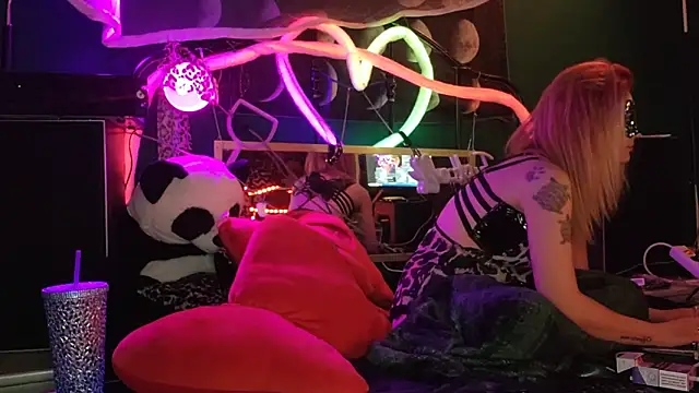 Snapshot of anonymouszN chatting on 02.11.25 anonymouszN online show from 02.11.25