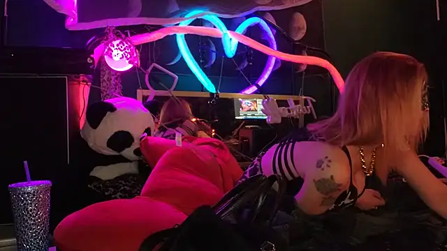 Snapshot of anonymouszN chatting on 02.14.25 anonymouszN online show from 02.14.25