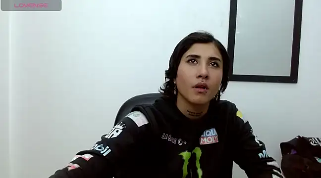 Snapshot of aliss-diaz chatting on 12.17.24 aliss-diaz online show from 12.17.24