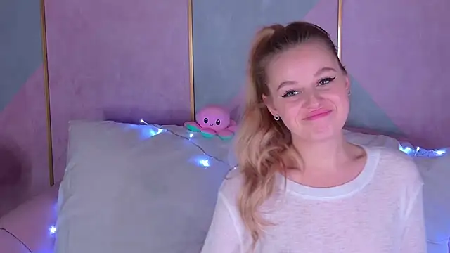 Snapshot of BeatriceEsmont chatting on 01.13.25 BeatriceEsmont online show from 01.13.25