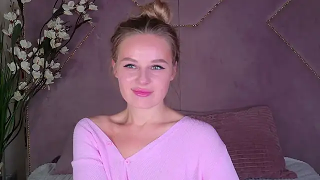 Snapshot of BeatriceEsmont chatting on 02.24.25 BeatriceEsmont online show from 02.24.25
