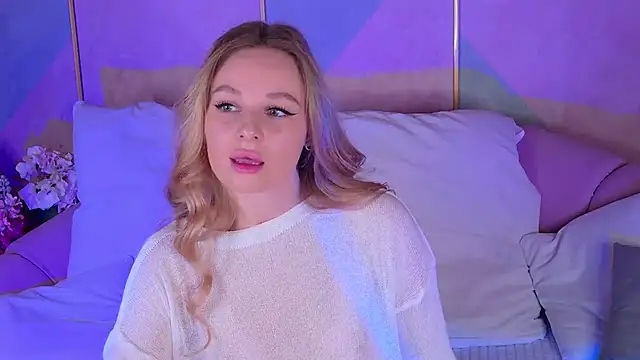 Snapshot of BeatriceEsmont chatting on 03.10.25 BeatriceEsmont online show from 03.10.25