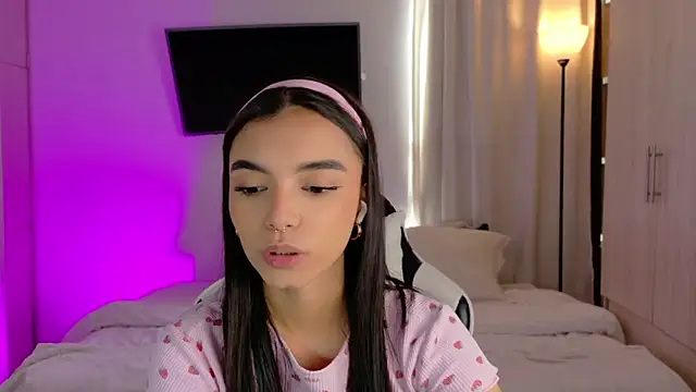 Snapshot of AnabelWolf chatting on 09.27.25 AnabelWolf online show from 09.27.25