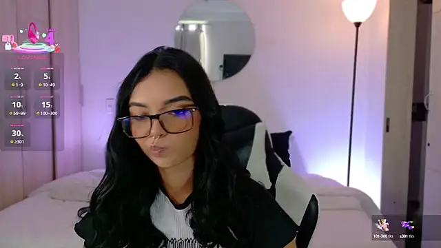 Snapshot of AnabelWolf chatting on 10.08.25 AnabelWolf online show from 10.08.25