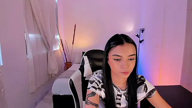 Snapshot of AnabelWolf chatting on 10.14.25 AnabelWolf online show from 10.14.25