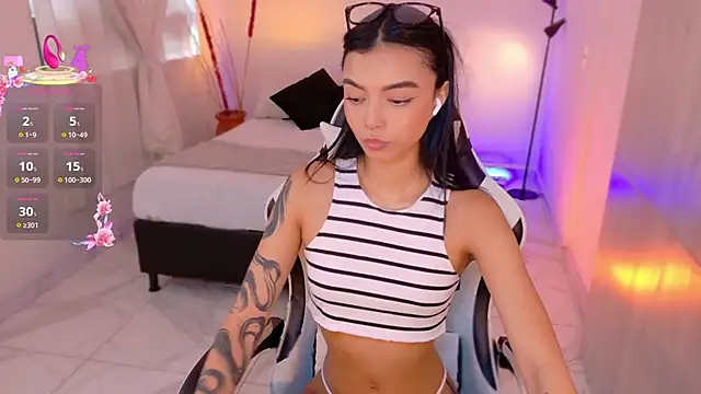 Snapshot of AnabelWolf chatting on 10.15.25 AnabelWolf online show from 10.15.25