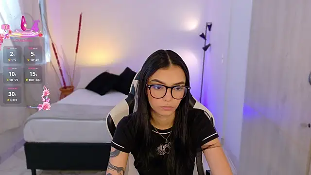 Snapshot of AnabelWolf chatting on 10.21.25 AnabelWolf online show from 10.21.25