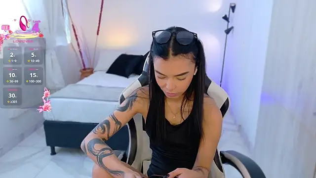 Snapshot of AnabelWolf chatting on 10.22.25 AnabelWolf online show from 10.22.25