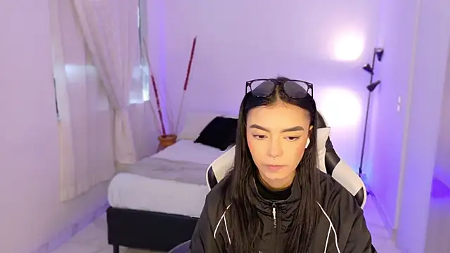 Snapshot of AnabelWolf chatting on 10.23.25 AnabelWolf online show from 10.23.25