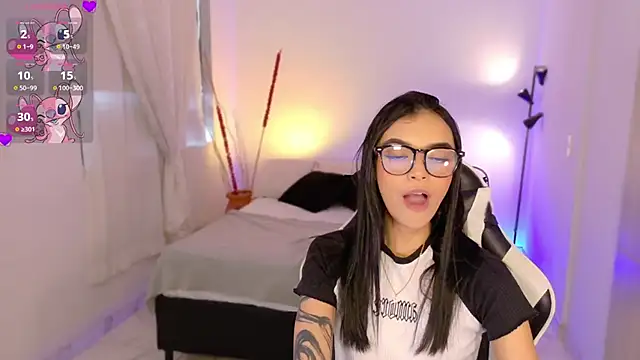 Snapshot of AnabelWolf chatting on 10.27.25 AnabelWolf online show from 10.27.25