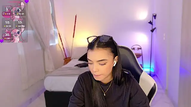 Snapshot of AnabelWolf chatting on 10.30.25 AnabelWolf online show from 10.30.25