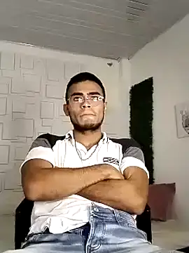 Snapshot of alessandro_2005 chatting on 12.06.24 alessandro 2005 online show from 12.06.24