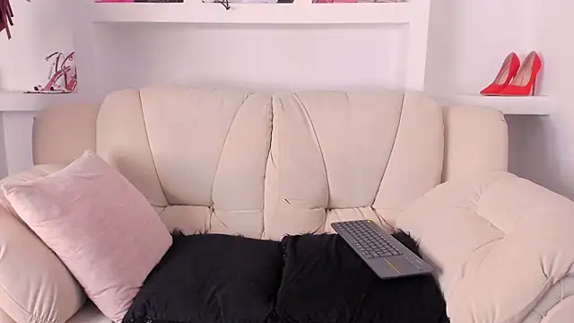 Radiant Naomi online show from 12.16.25