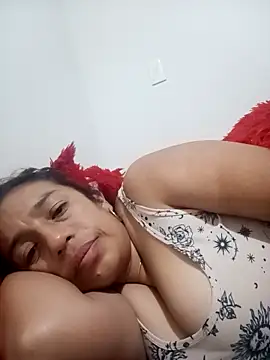 Snapshot of yaz_guzman chatting on 10.11.25 yaz guzman online show from 10.11.25