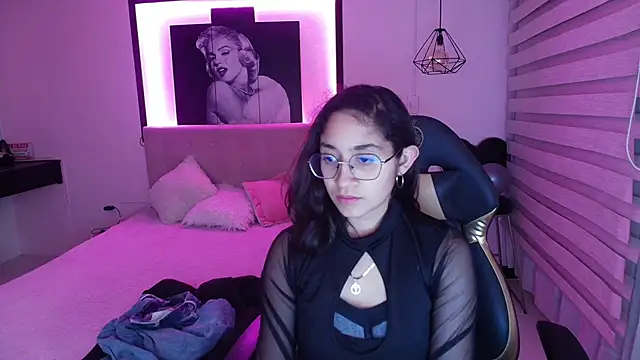 Lili Gomez  online show from 01.14.25