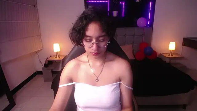 Lili Gomez  online show from 03.02.25