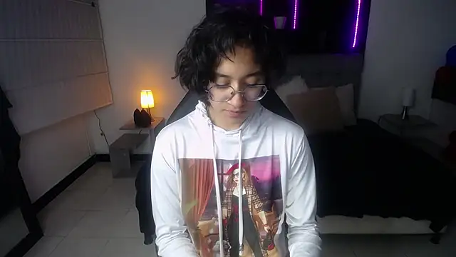 Lili Gomez  online show from 03.14.25