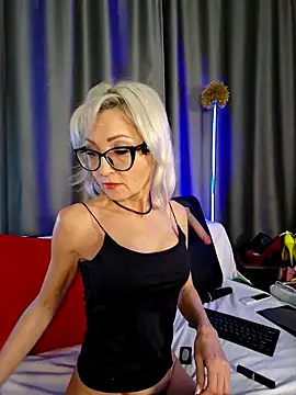 Snapshot of Milforja chatting on 02.20.26 Milforja online show from 02.20.26