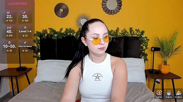 Snapshot of BeatriceReeves chatting on 12.19.24 BeatriceReeves online show from 12.19.24