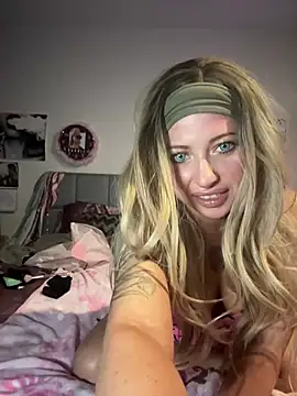 Snapshot of Hollyhudson123 chatting on 03.19.25 Hollyhudson123 online show from 03.19.25