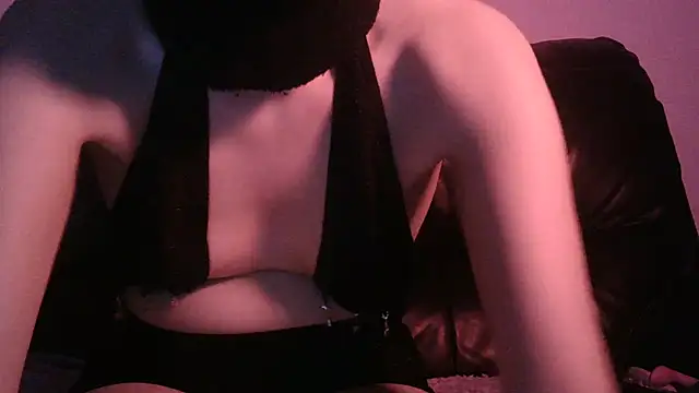 Snapshot of Aleniia10 chatting on 01.12.25 Aleniia10 online show from 01.12.25