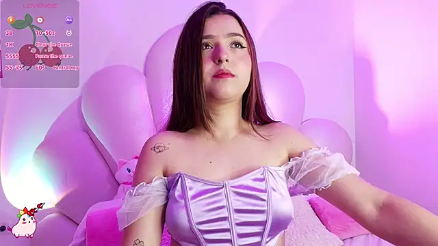 Snapshot of zoewillian chatting on 10.30.25 zoewillian online show from 10.30.25