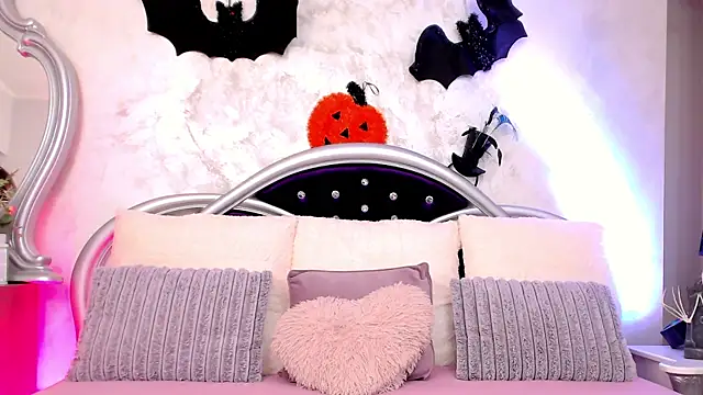 EuphoriaElle online show from 10.15.25