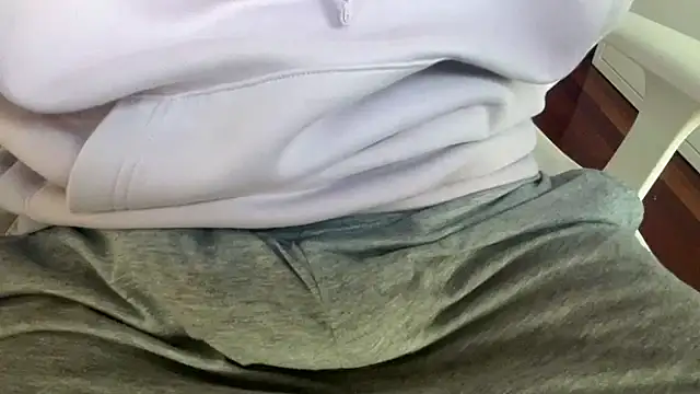 Snapshot of Axeeeeeeeeeeeel chatting on 10.28.25 Axeeeeeeeeeeeel online show from 10.28.25