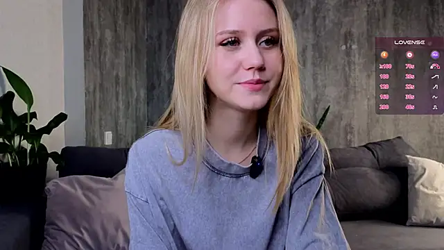 Snapshot of WiloneEsse chatting on 02.04.25 WiloneEsse online show from 02.04.25