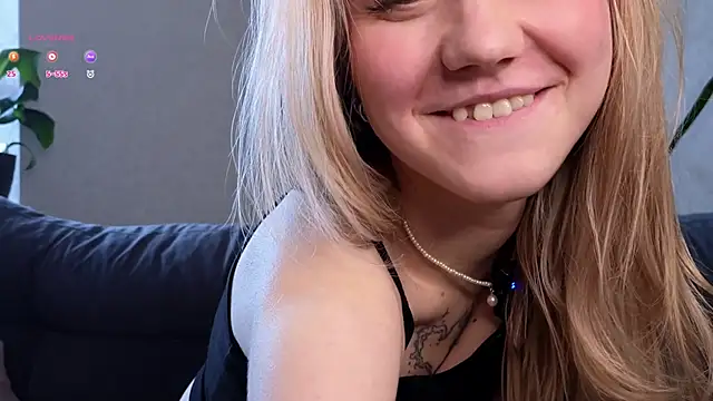 Snapshot of WiloneEsse chatting on 02.25.25 WiloneEsse online show from 02.25.25